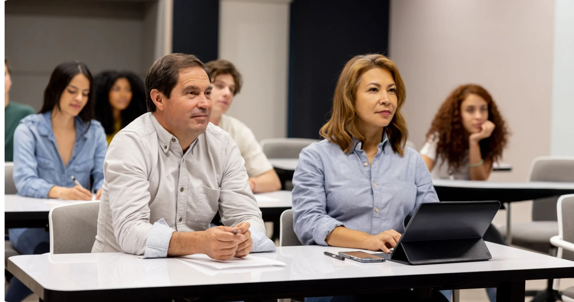 Conferencia y cursos para empresas - Grupo de empleados tomando curso