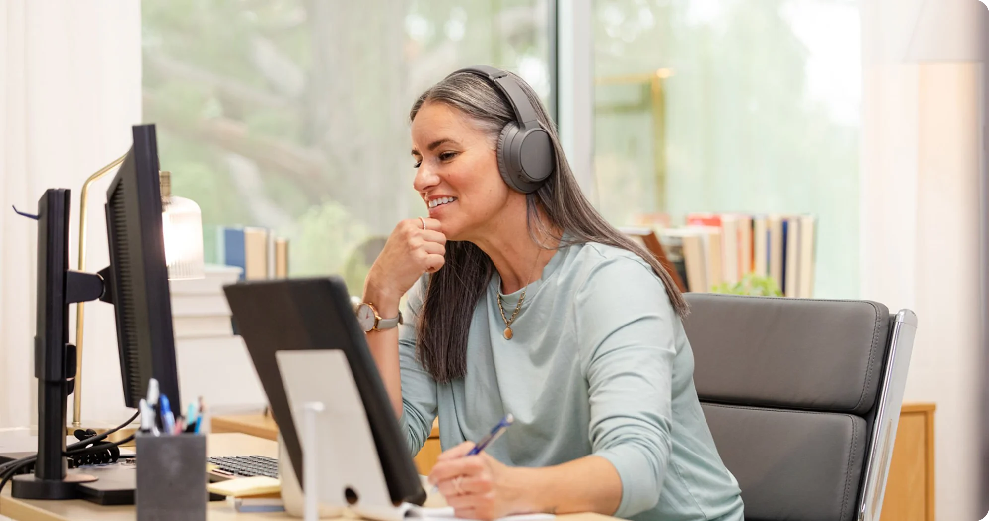 Cursos Preseciales y Online - Mujer tomando notas durante curso online